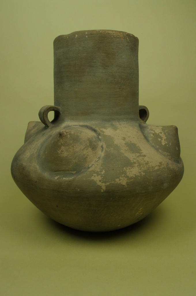Buckel-Urne ’Lausitzer Typus’ [Eberstein/Eichhorn 91] (Keramik-Museum Bürgel CC BY-NC-SA)