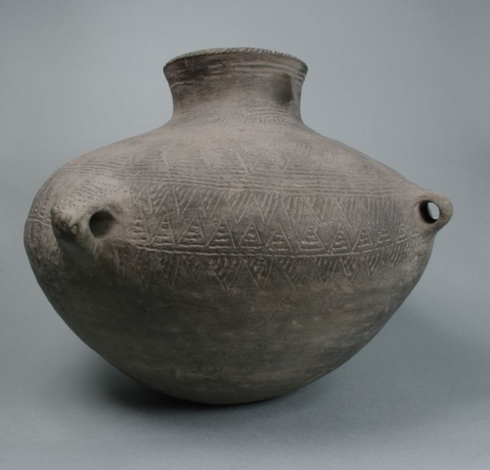 Amphore mit vier Schnurhenkeln, strichverziert [Eberstein/Eichhorn G.M.J. 1264] (Keramik-Museum Bürgel CC BY-NC-SA)