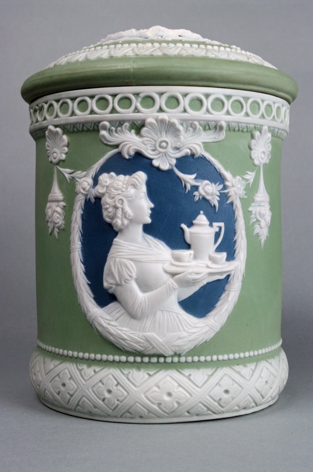 Vorratsdose aus Porzellan, grün, mit Damenprofil (Stadtmuseum Pößneck CC BY-NC-SA)