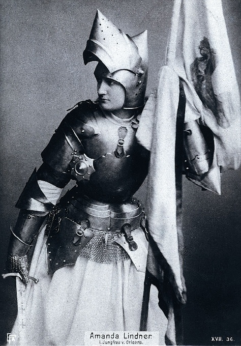 Amanda Lindner als Jean D’Arc in: Die Jungfrau von Orléans (Meininger Museen: Theatermuseum "Zauberwelt der Kulisse" CC BY-NC-SA)