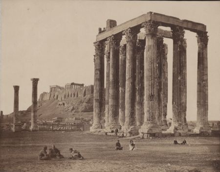 Athen, Tempel des Jupiter Olympus, im Hintergrund die Akropolis (Friedrich-Schiller-Universität: Orientalische Sammlungen und Papyri CC BY-NC-SA)