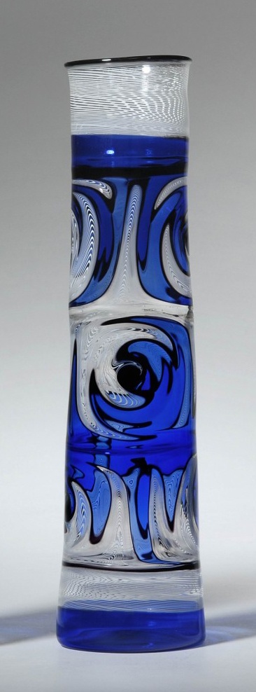 Stangenglas mit kobaltblauem Flammendekor (Museum für Glaskunst Lauscha CC BY-NC-SA)