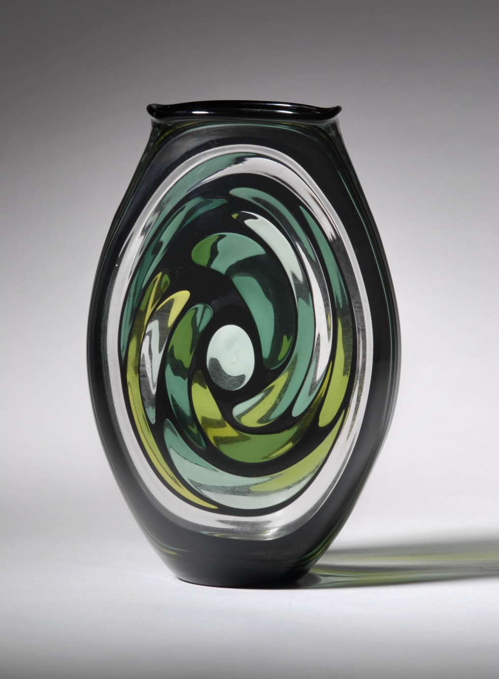 Vase &quot;Harlekin/Sommerlaub&quot; (Museum für Glaskunst Lauscha CC BY-NC-SA)
