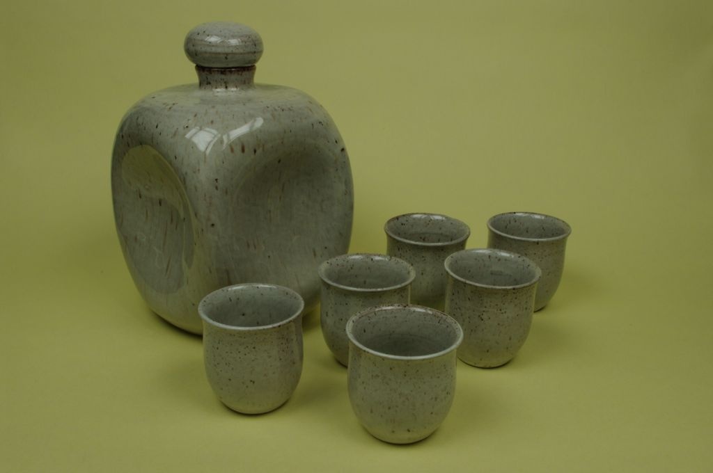 Likörset mit sechs Bechern (Keramik-Museum Bürgel CC BY-NC-SA)