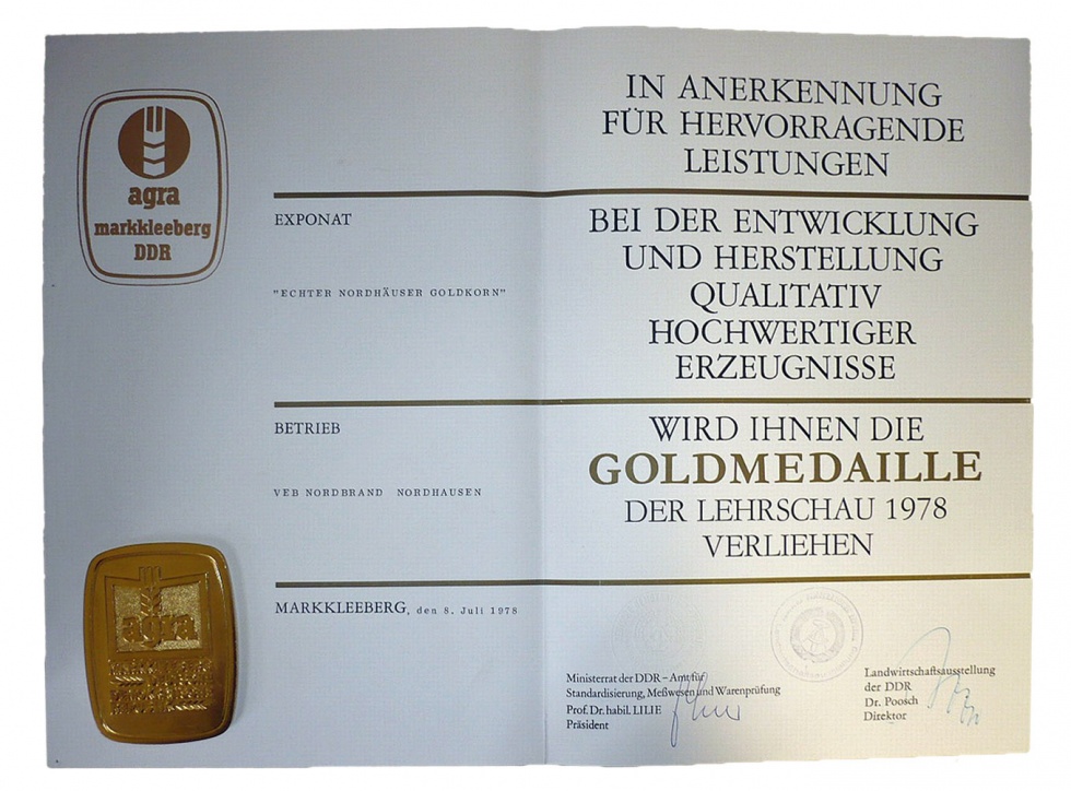 Urkunde mit Goldmedaille an den VEB Nordhausen (Echter Nordhäuser Traditionsbrennerei CC BY-NC-SA)