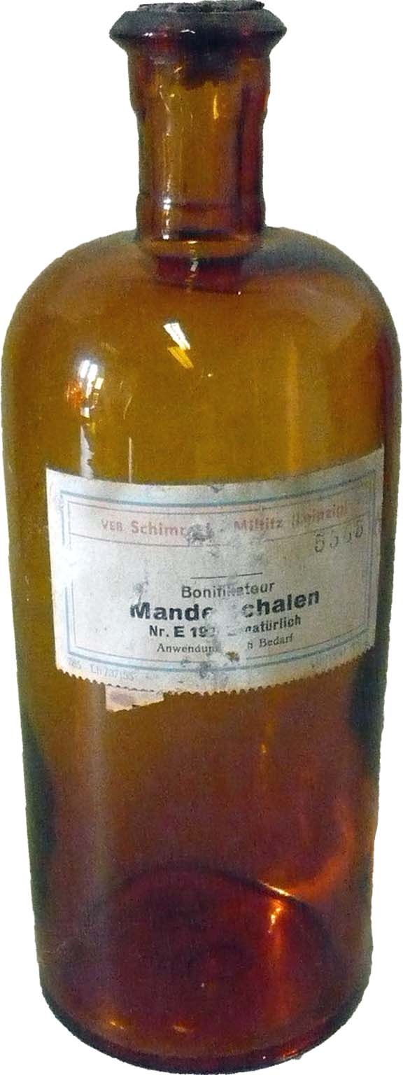 Standflasche für die Aufbewahrung von Essenzen -Mandelschalen- (Echter Nordhäuser Traditionsbrennerei CC BY-NC-SA)