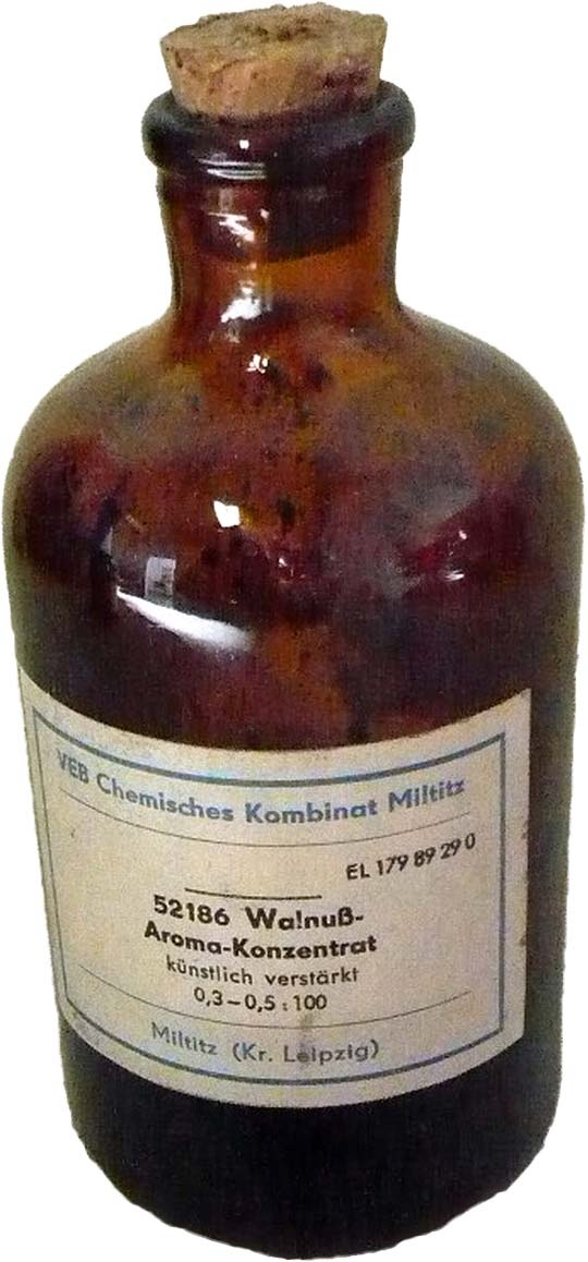 Apothekerflasche &quot;Walnuß-Aroma-Konzentrat&quot; (Echter Nordhäuser Traditionsbrennerei CC BY-NC-SA)