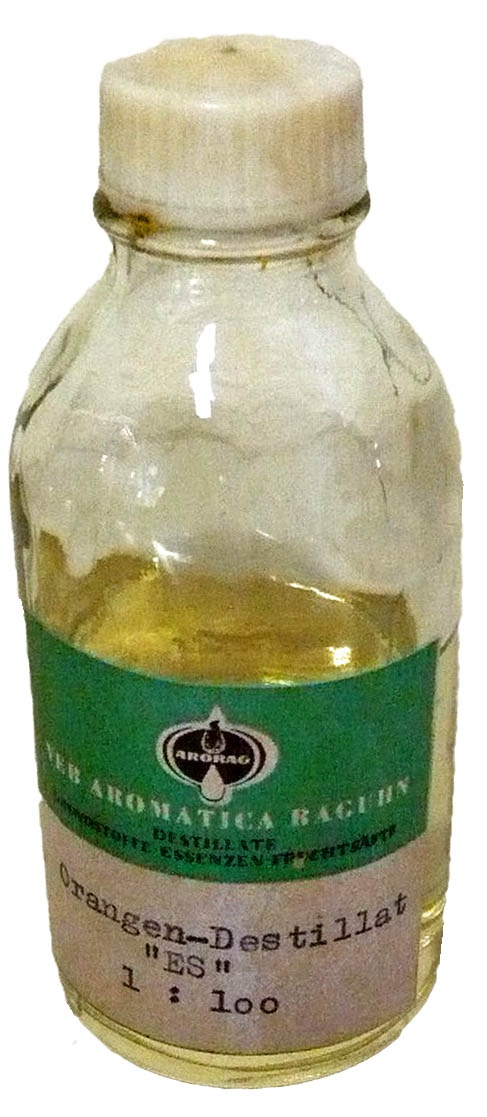 Standflasche für die Aufbewahrung von Essenzen, Orangen-Destillat (Echter Nordhäuser Traditionsbrennerei CC BY-NC-SA)