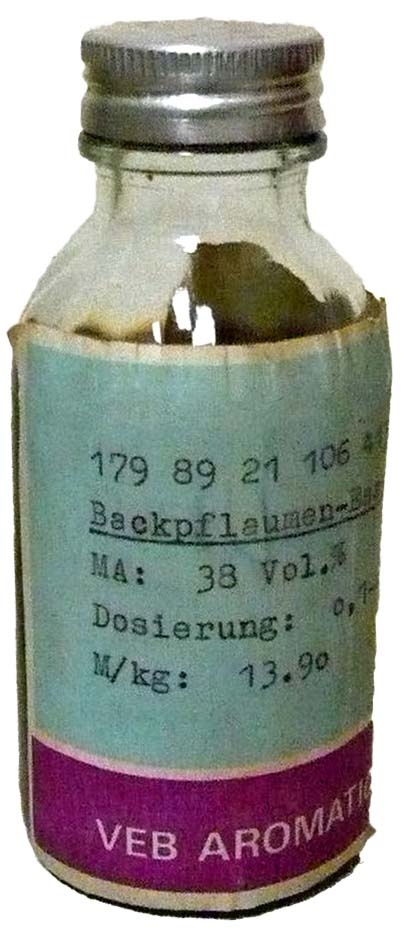 Standflasche für Essenzen -Backpflaumenessenz- (Echter Nordhäuser Traditionsbrennerei CC BY-NC-SA)