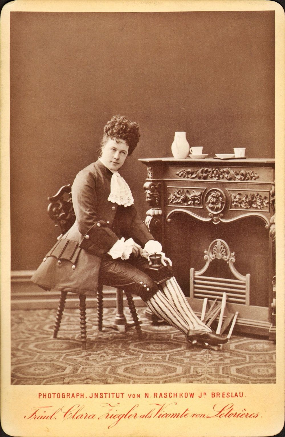 Clara Ziegler als Vicomte von Letorieres in Dumas‘ &quot;Die Kameliendame&quot; (Meininger Museen: Theatermuseum "Zauberwelt der Kulisse" CC BY-NC-SA)