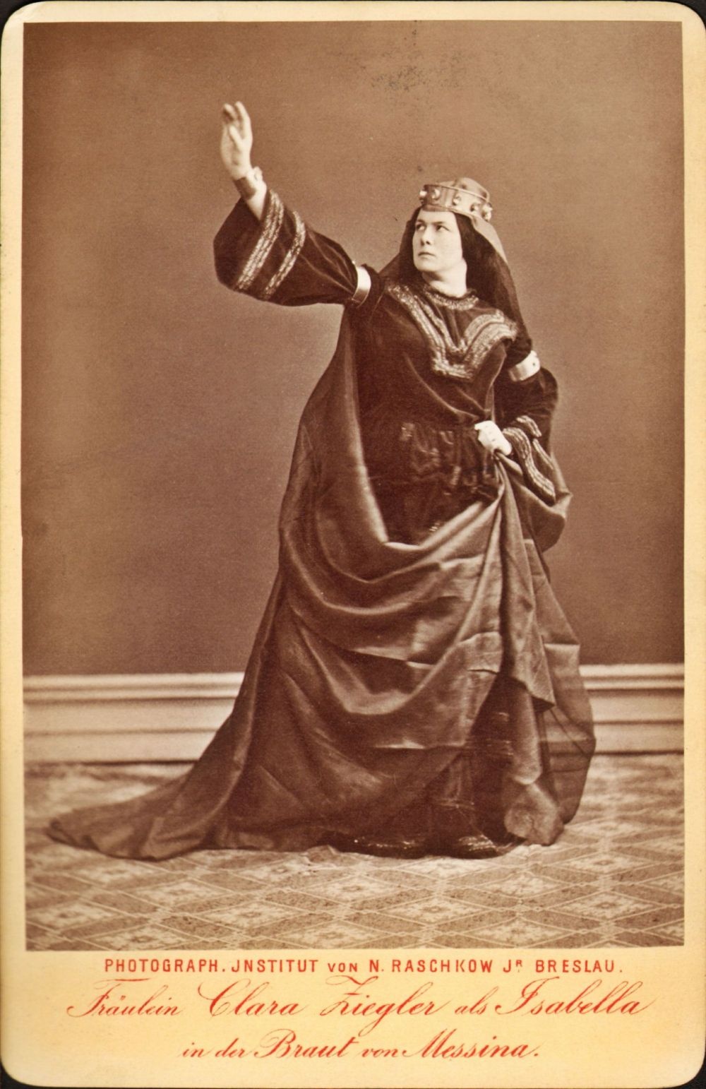 Clara Ziegler als Isabella in Schillers &quot;Die Braut von Messina&quot;  (Meininger Museen: Theatermuseum "Zauberwelt der Kulisse" CC BY-NC-SA)