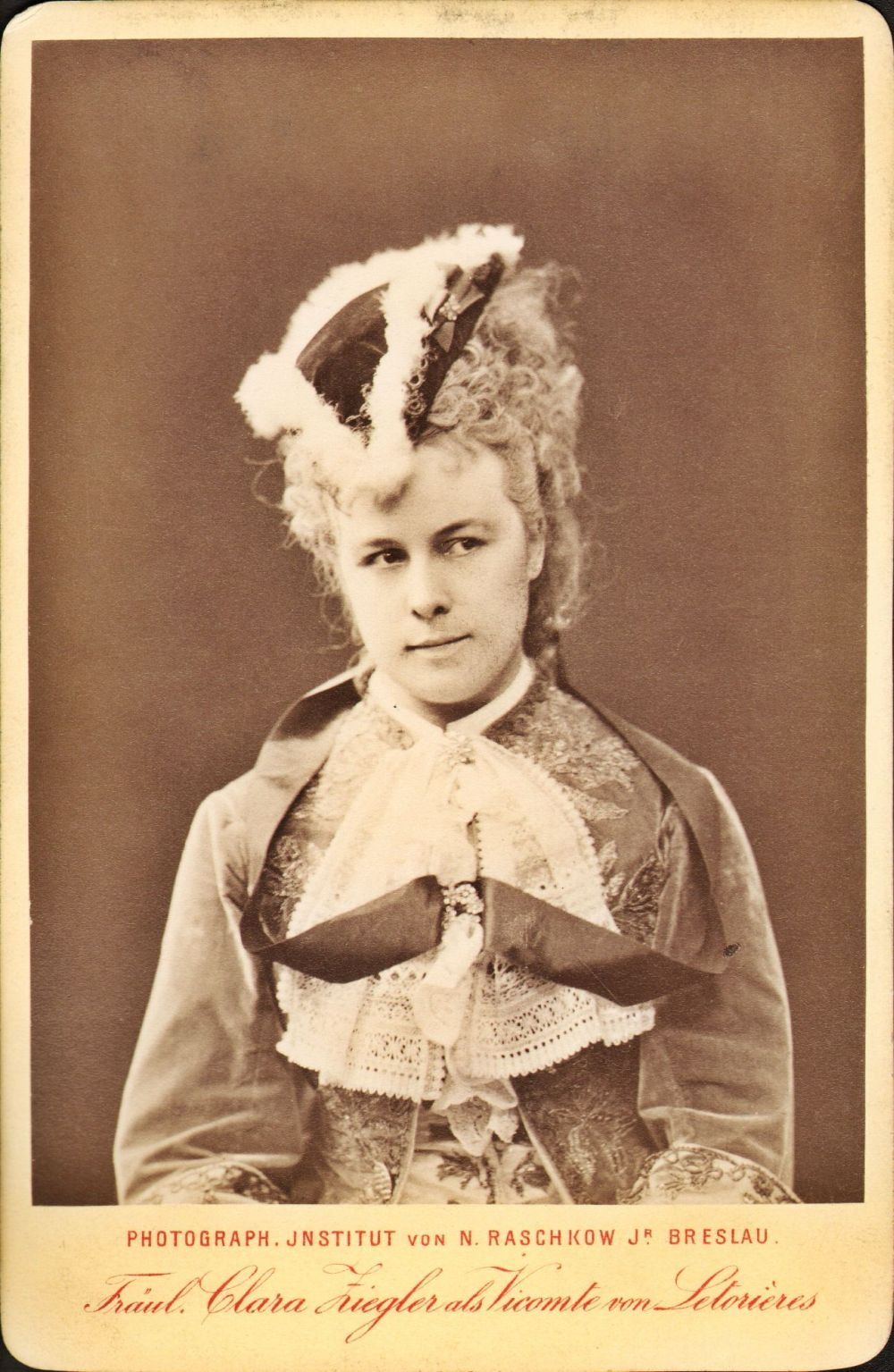 Clara Ziegler als Vicomte von Letorieres in Dumas‘  (Meininger Museen: Theatermuseum "Zauberwelt der Kulisse" CC BY-NC-SA)