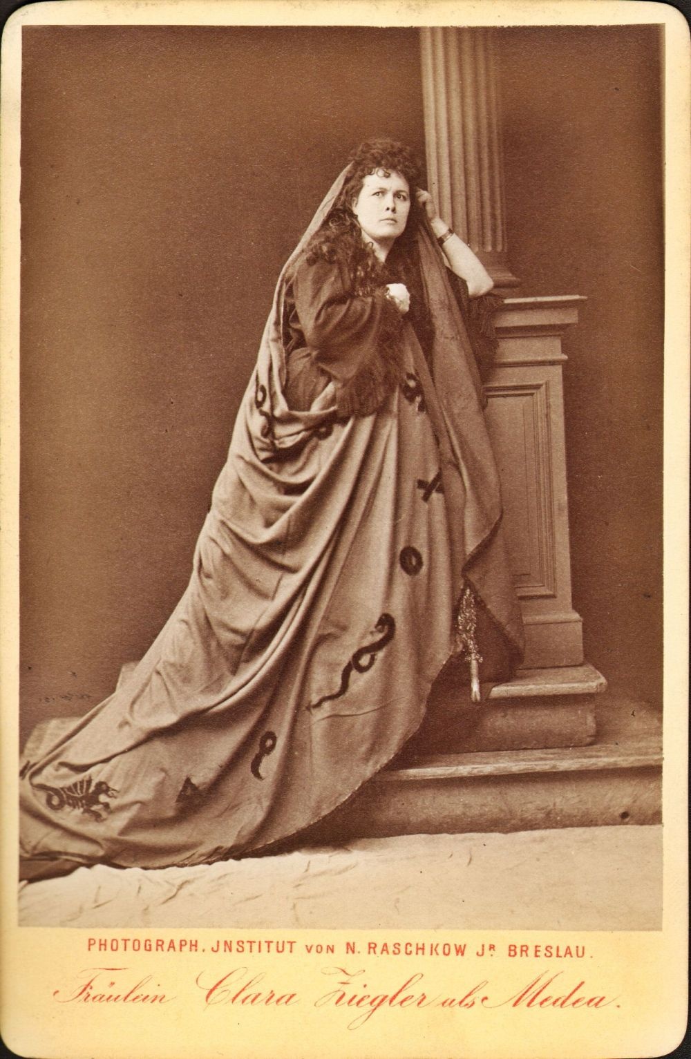 Clara Ziegler als Medea in der Fassung von Grillparzer (Meininger Museen: Theatermuseum "Zauberwelt der Kulisse" CC BY-NC-SA)