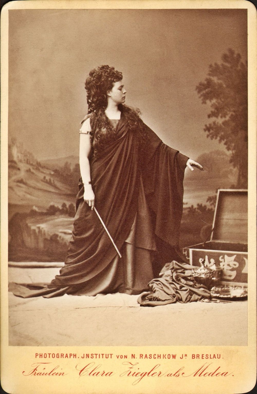 Clara Ziegler als Medea in der Fassung von Grillparzer (Meininger Museen: Theatermuseum "Zauberwelt der Kulisse" CC BY-NC-SA)