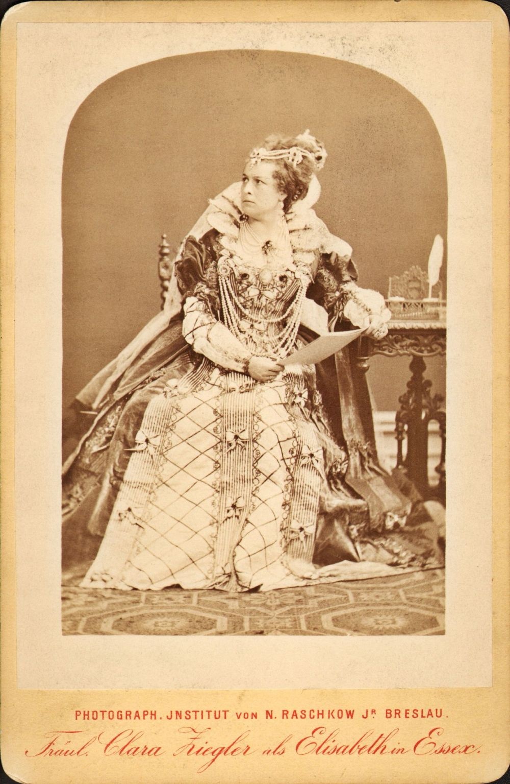 Clara Ziegler als Elisabeth in Laubes &quot;Graf  Essex&quot; (Meininger Museen: Theatermuseum "Zauberwelt der Kulisse" CC BY-NC-SA)