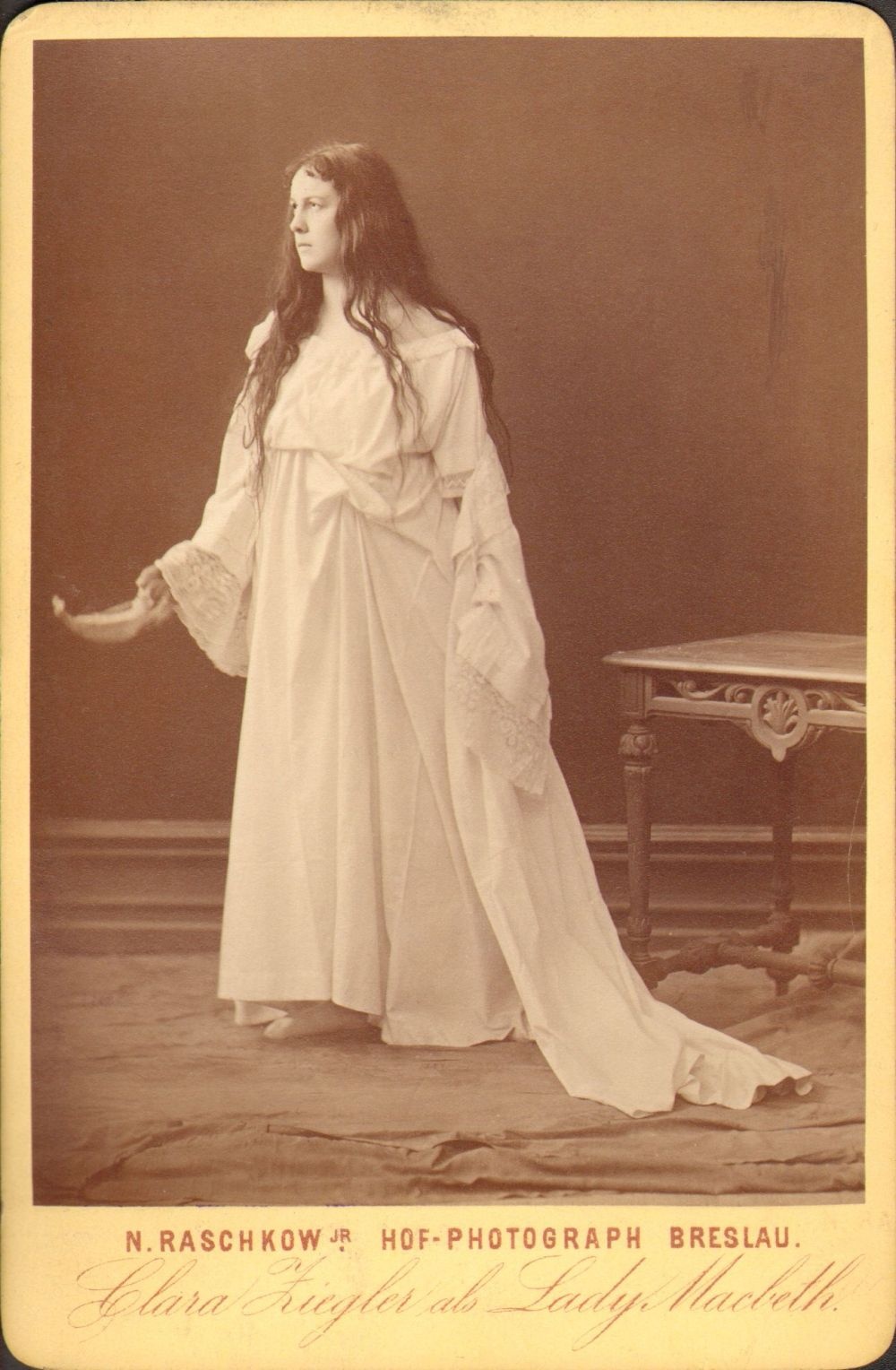 Clara Ziegler als Lady Macbeth in Shakespeares &quot;Macbeth&quot; (Meininger Museen: Theatermuseum "Zauberwelt der Kulisse" CC BY-NC-SA)