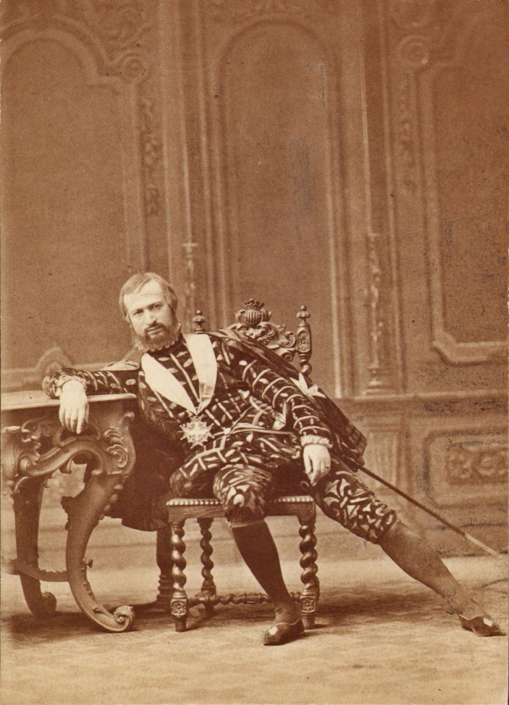 Leopold Teller als Karl IX. in Lindners &quot;Die Bluthochzeit&quot; (Meininger Museen: Theatermuseum "Zauberwelt der Kulisse" CC BY-NC-SA)