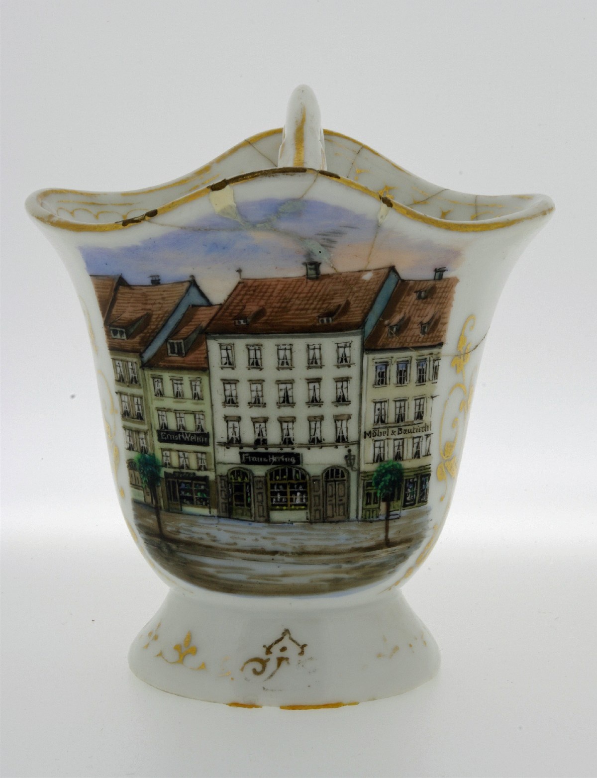 Kleines Porzellangefäß mit Bügel (Städtische Museen Jena, Stadtmuseum CC BY-NC-SA)