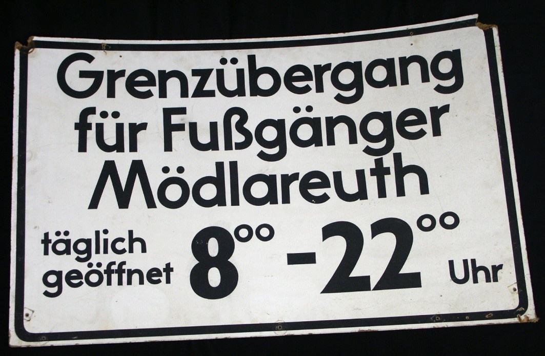 Schild Grenzübergang für Fußgänger Mödlareuth (Deutsch-Deutsches Museum Mödlareuth. Museum zur Geschichte der deutschen Teilung CC BY-NC-SA)