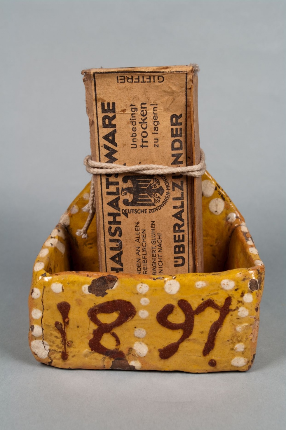 Wandbehälter mit einer Schachtel Streichhölzer (Werratalmuseum Gerstungen CC BY-NC-SA)