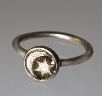 Ring mit Darstellung von Halbmond und Stern (Museum für Ur- und Frühgeschichte Thüringens CC BY-NC-SA)