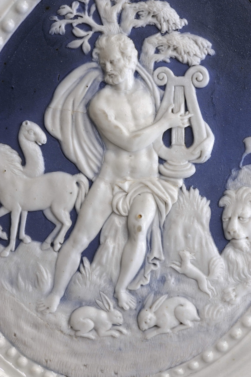 Biskuitmedaillon a la Wedgwood, Darstellung: Orpheus unter den Tieren (GoetheStadtMuseum Ilmenau CC BY-NC-SA)