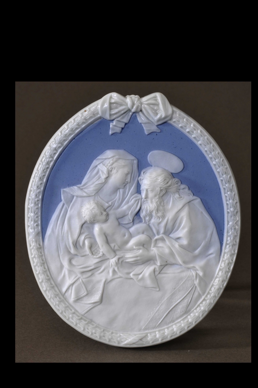 Biskuitmedaillon a la Wedgwood, Darstellung: Die Heilige Familie (GoetheStadtMuseum Ilmenau CC BY-NC-SA)