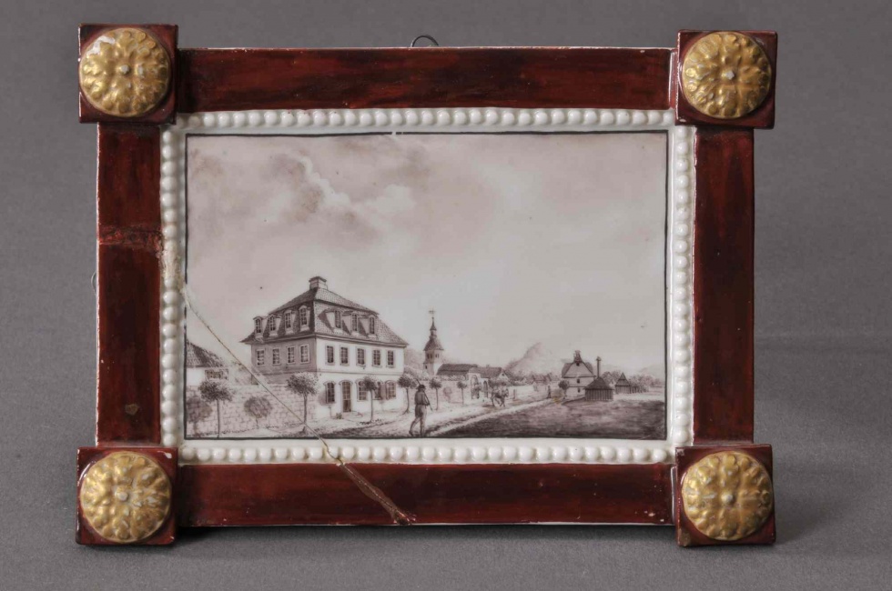 Ziertafel mit Ansicht der Volkstedter Porzellanmanufaktur (GoetheStadtMuseum Ilmenau CC BY-NC-SA)