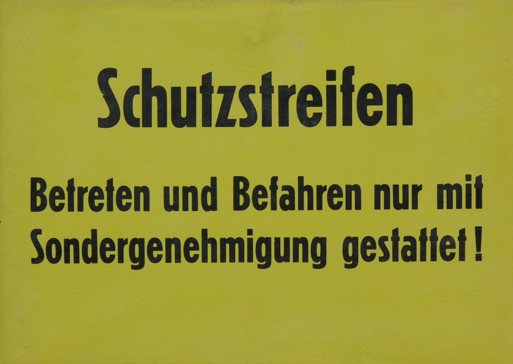 Schild: Schutzstreifen (Deutsch-Deutsches Museum Mödlareuth. Museum zur Geschichte der deutschen Teilung CC BY-NC-SA)