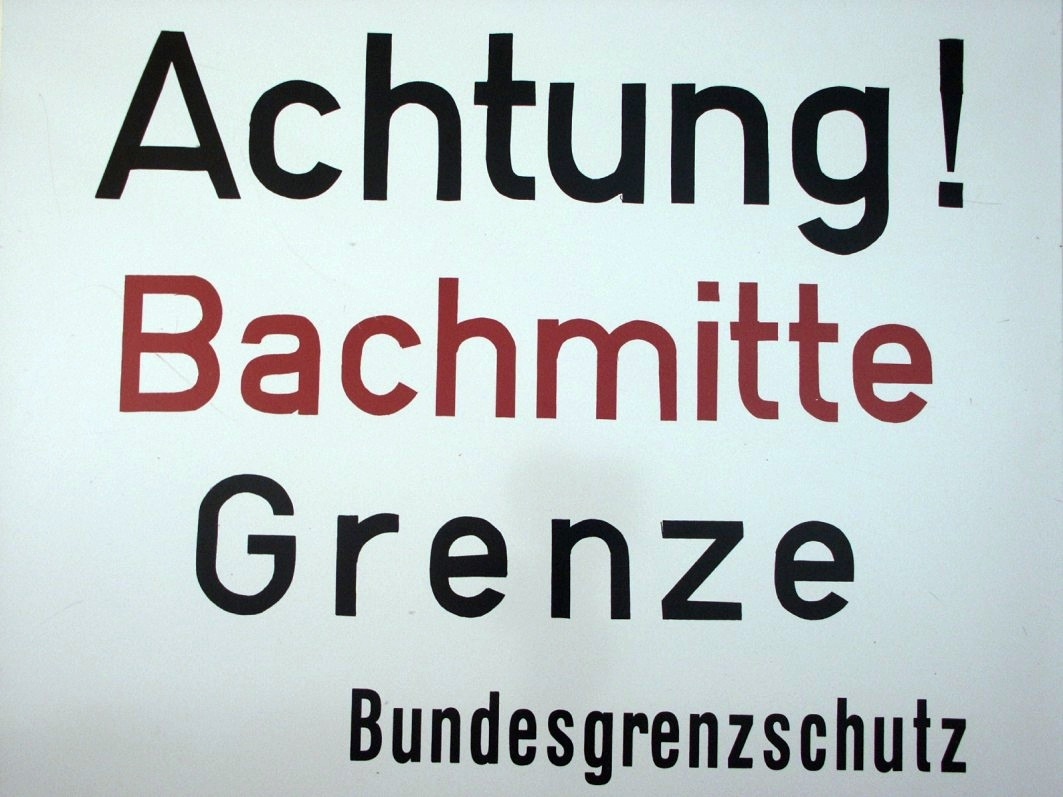 Schild: Achtung! (Deutsch-Deutsches Museum Mödlareuth. Museum zur Geschichte der deutschen Teilung CC BY-NC-SA)