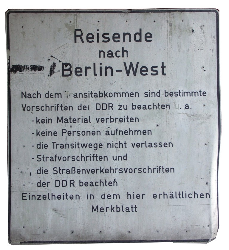 Tafel: Reisende nach Berlin-West  (Deutsch-Deutsches Museum Mödlareuth. Museum zur Geschichte der deutschen Teilung CC BY-NC-SA)