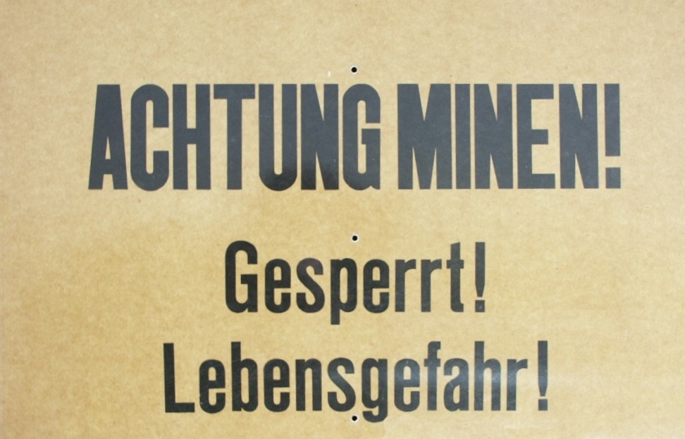 Schild: ACHTUNG MINEN! (Deutsch-Deutsches Museum Mödlareuth. Museum zur Geschichte der deutschen Teilung CC BY-NC-SA)