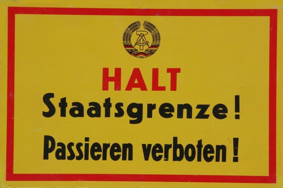 Schild: HALT Staatsgrenze!  (Deutsch-Deutsches Museum Mödlareuth. Museum zur Geschichte der deutschen Teilung CC BY-NC-SA)