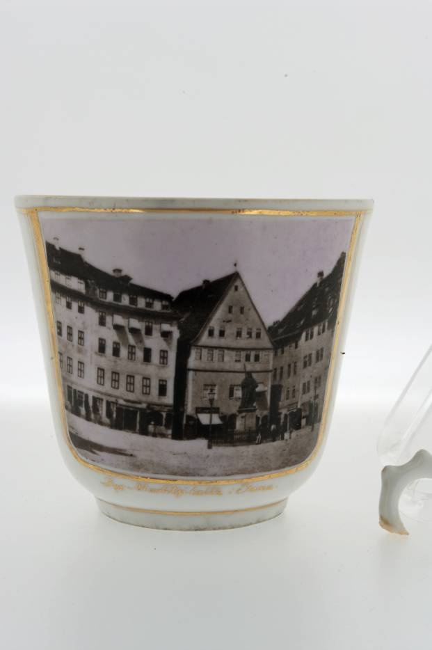 Tasse mit Ansicht des Marktplatzes i. Jena (Städtische Museen Jena, Stadtmuseum CC BY-NC-SA)