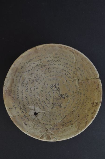 Zauberschale mit einer Beschwörung zum Schutz von  Tieren und Stall (Friedrich-Schiller-Universität: Orientalische Sammlungen und Papyri CC BY-NC-SA)