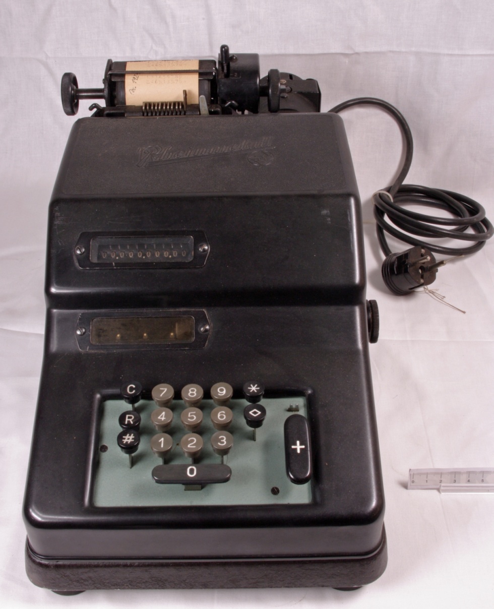 Elektrische Addiermaschine (Historisch-Technisches Museum Sömmerda CC BY-NC-SA)