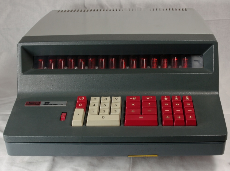 Elektrischer Tischrechner ETR 220 (Historisch-Technisches Museum Sömmerda CC BY-NC-SA)