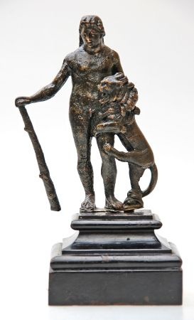 Bronze-Statuette: Herakles mit dem nemeischen Löwen. 2./3. Jahrhundert  (Friedrich-Schiller-Universität: Archäologische Sammlungen CC BY-NC-SA)