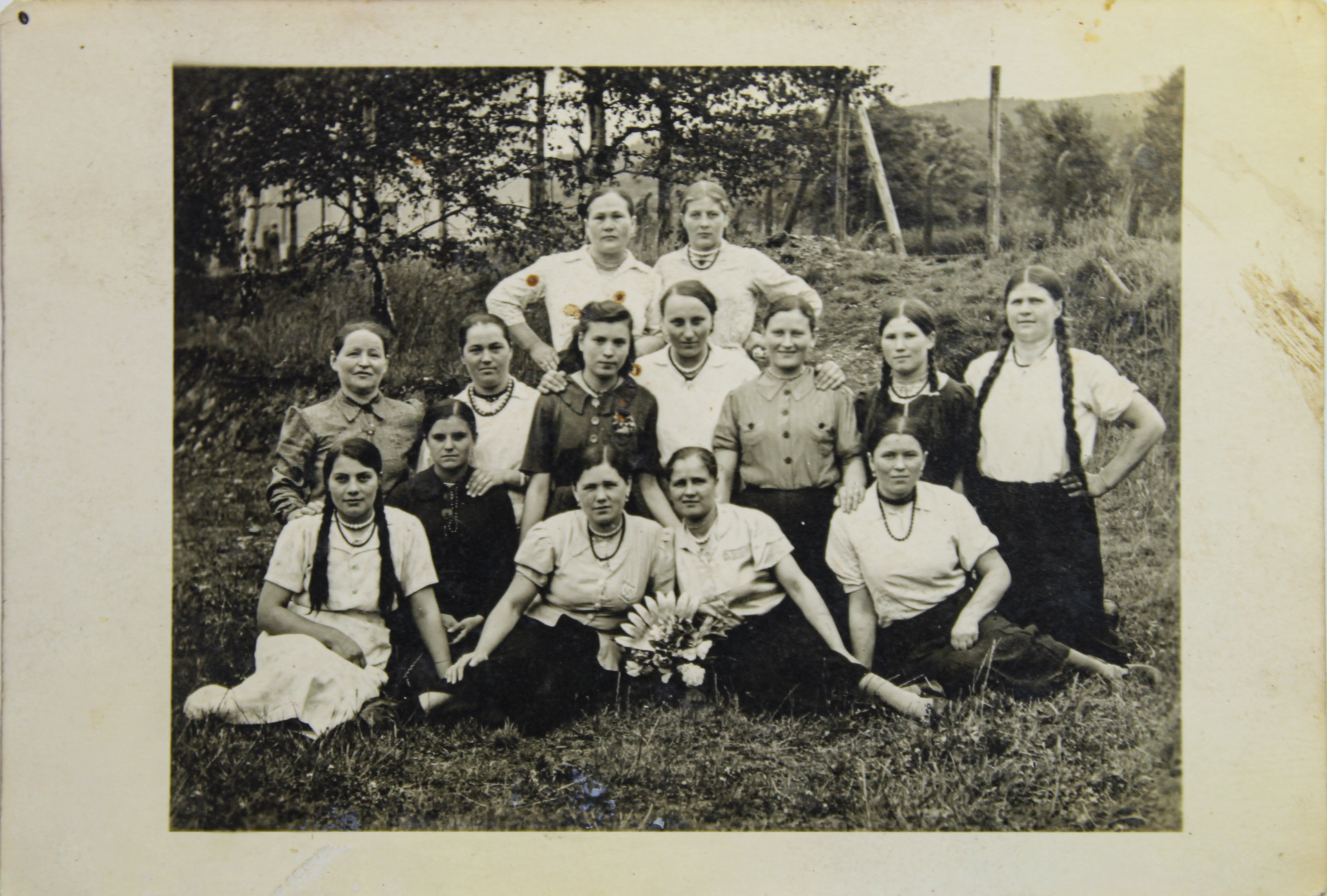 Групове фото зроблене в Німеччині в 40-х рр. ХХ ст. (Національний історико-культурний заповідник «Чигирин» CC BY-NC-SA)