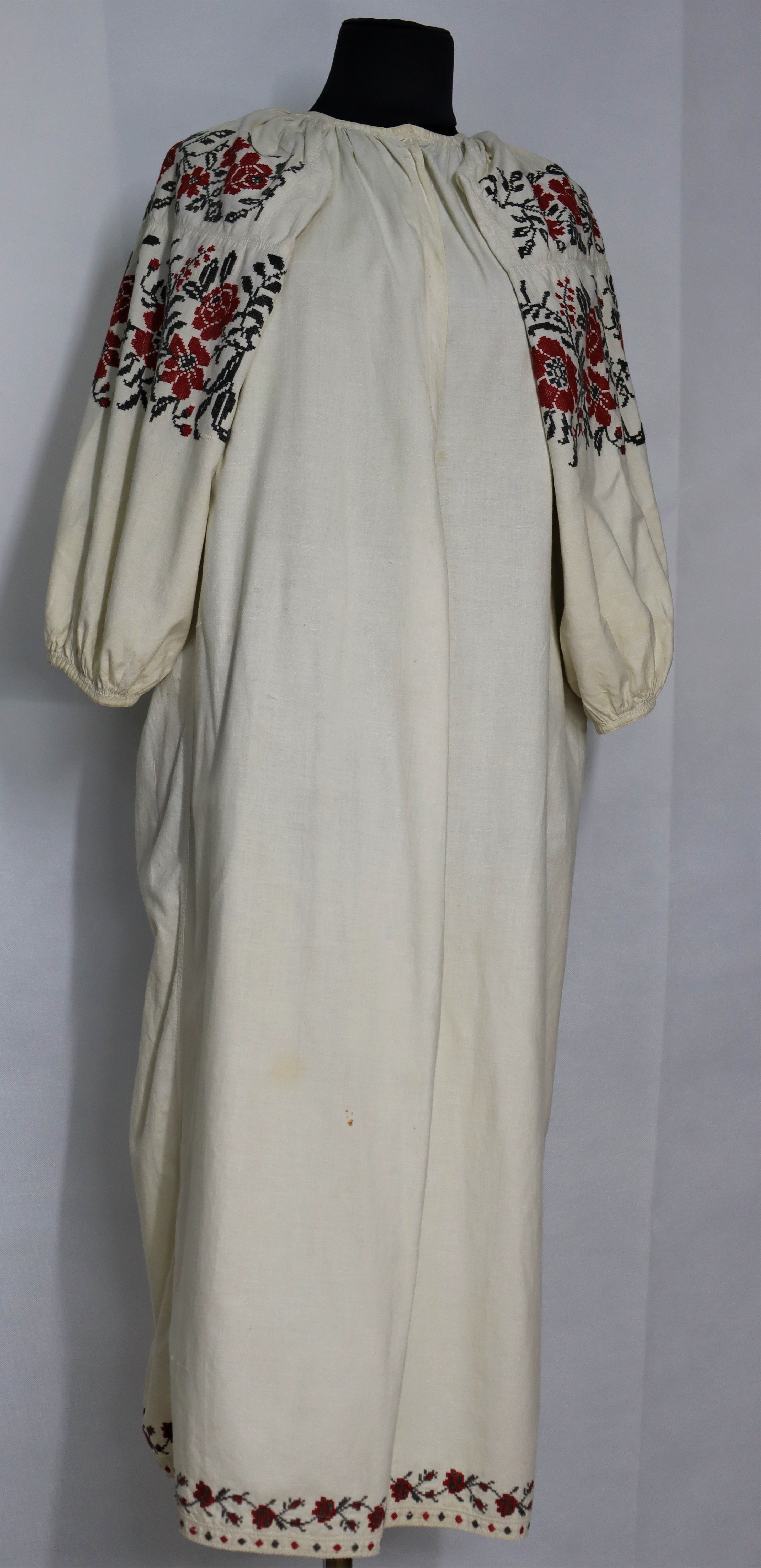 Сорочка жіноча (Прилуцький краєзнавчий музей ім. В. І. Маслова CC BY-NC-SA)