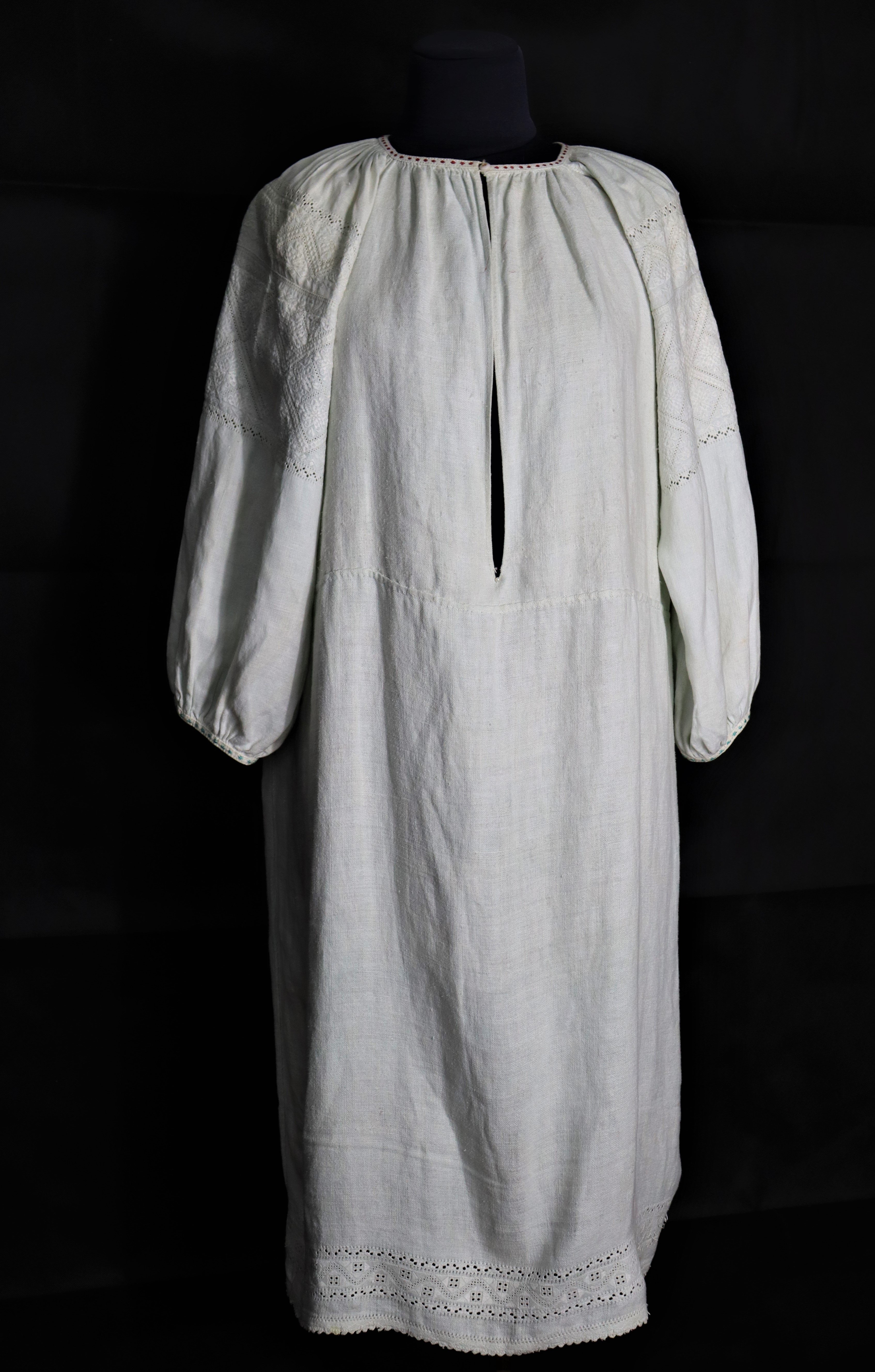 Сорочка жіноча (Прилуцький краєзнавчий музей ім. В. І. Маслова CC BY-NC-SA)