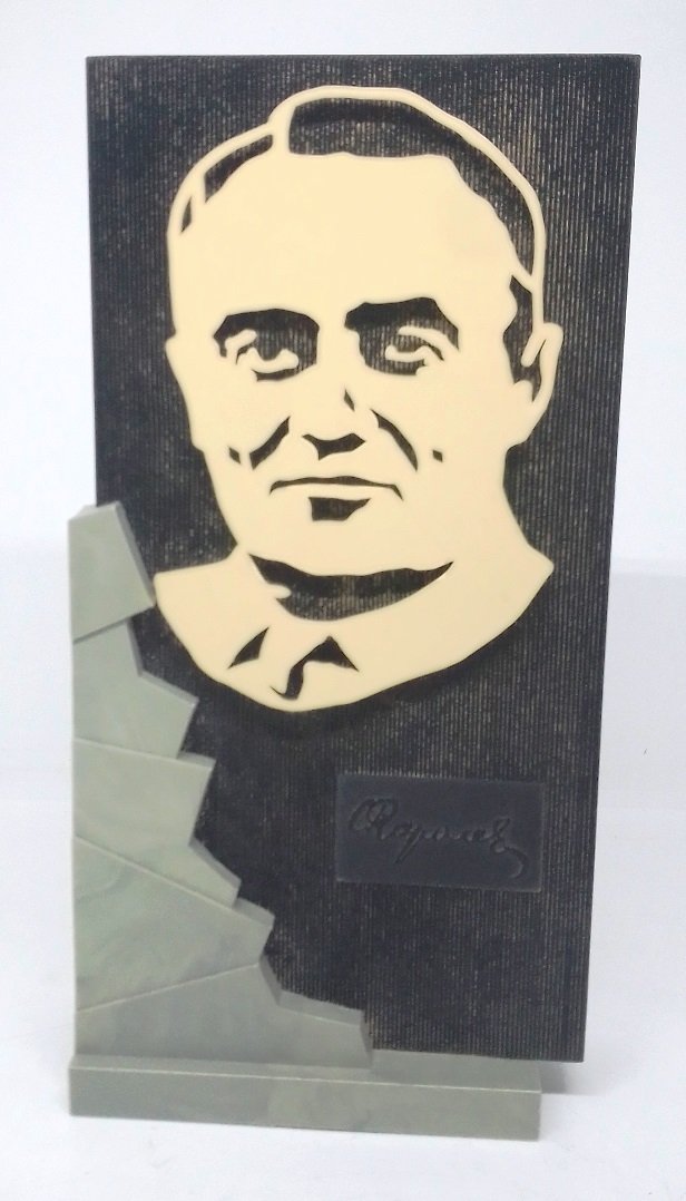 Сувенір з зображенням С.П.Корольова на пластині чорного кольору (Державний політехнічний музей імені Бориса Патона CC BY-NC-SA)