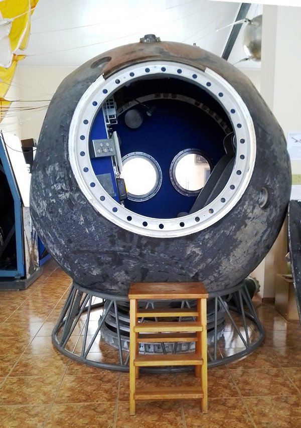 Спусковий апарат багатомісного космічного корабля серії "Восход" з парашутом (Державний політехнічний музей імені Бориса Патона CC BY-NC-SA)