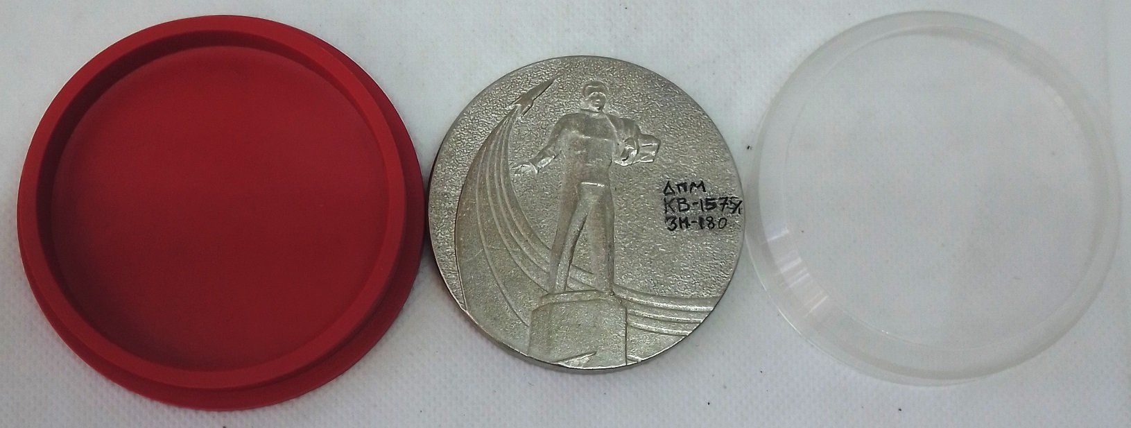 Настільна медаль "В пам'ять відвідування міста Гагаріна" (Державний політехнічний музей імені Бориса Патона CC BY-NC-SA)