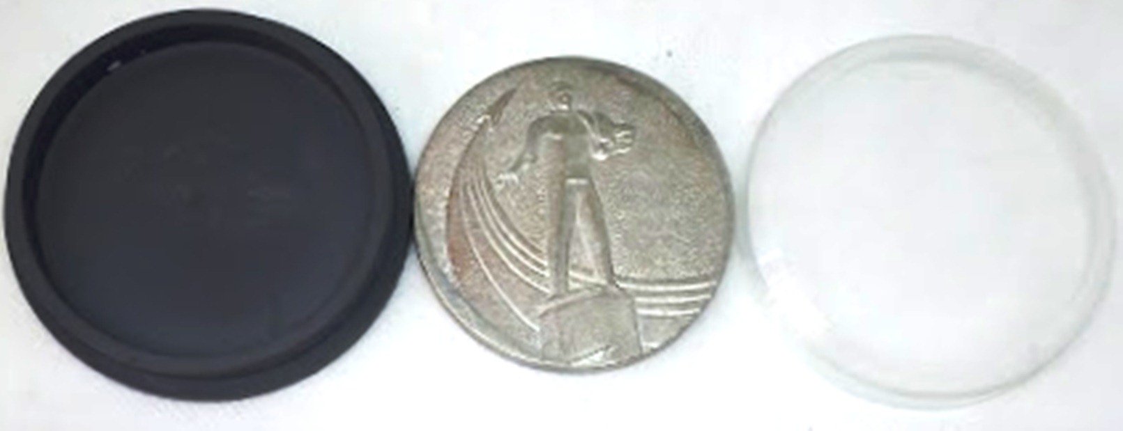 Настільна медаль "В пам'ять відвідування міста Гагаріна" в футлярі сірого кольору (Державний політехнічний музей імені Бориса Патона CC BY-NC-SA)