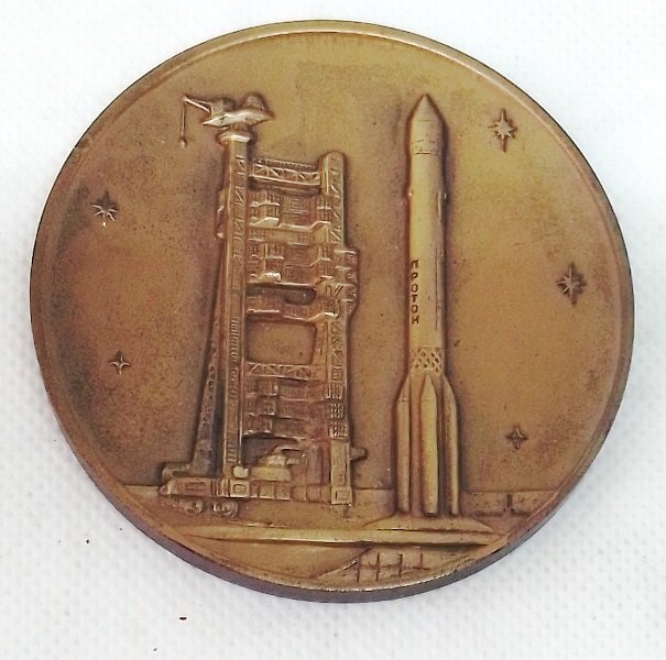 Пам'ятна настільна медаль у футлярі "Росавіакосмос" (Державний політехнічний музей імені Бориса Патона CC BY-NC-SA)