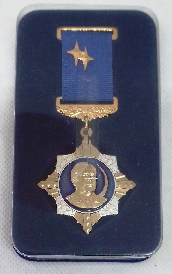 Нагрудна медаль П.Р. Поповича в футлярі (Державний політехнічний музей імені Бориса Патона CC BY-NC-SA)