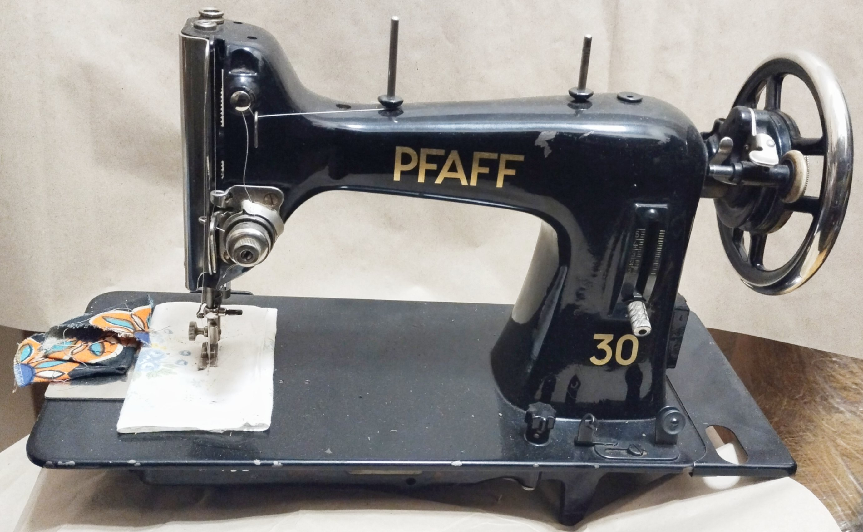 Швейна машинка «PFAFF» для роботи з ножним приводом. №3560596. (Державний політехнічний музей імені Бориса Патона CC BY-NC-SA)