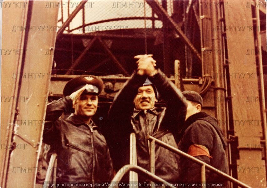 Фото "Екіпаж КК "Союз-8" - космонавти В.О.Шаталов та О.С.Єлісеєв перед польотом", 1969 (Державний політехнічний музей імені Бориса Патона CC BY-NC-SA)