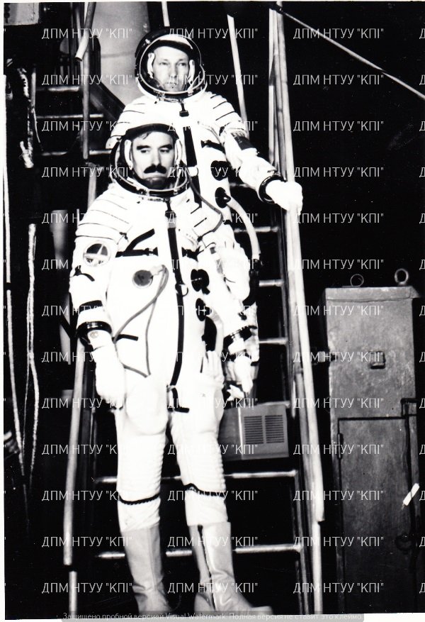 Фото "Космонавти Рукавишніков М. М. та Іванов Г.І., екіпаж "Союз-33" перед польотом на сх� (Державний політехнічний музей імені Бориса Патона CC BY-NC-SA)